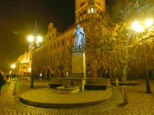 Pomnik Mikołaja Kopernika nocą