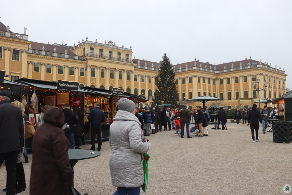 Kulturalno-bożonarodzeniowy jarmark pod zamkiem Schönbrunn 