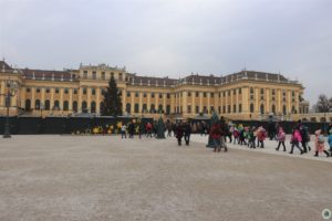 Kulturalno-bożonarodzeniowy jarmark pod zamkiem Schönbrunn