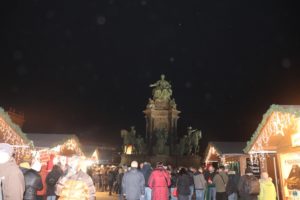 Świąteczna wioska na Maria Theresienplatz
